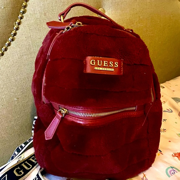 GUESS WINTER COLLECTION FURRY RED - Picture 1 of 5